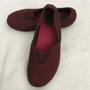 Teva Niyama Slip On Flats Shoes Size 8 Burgundy